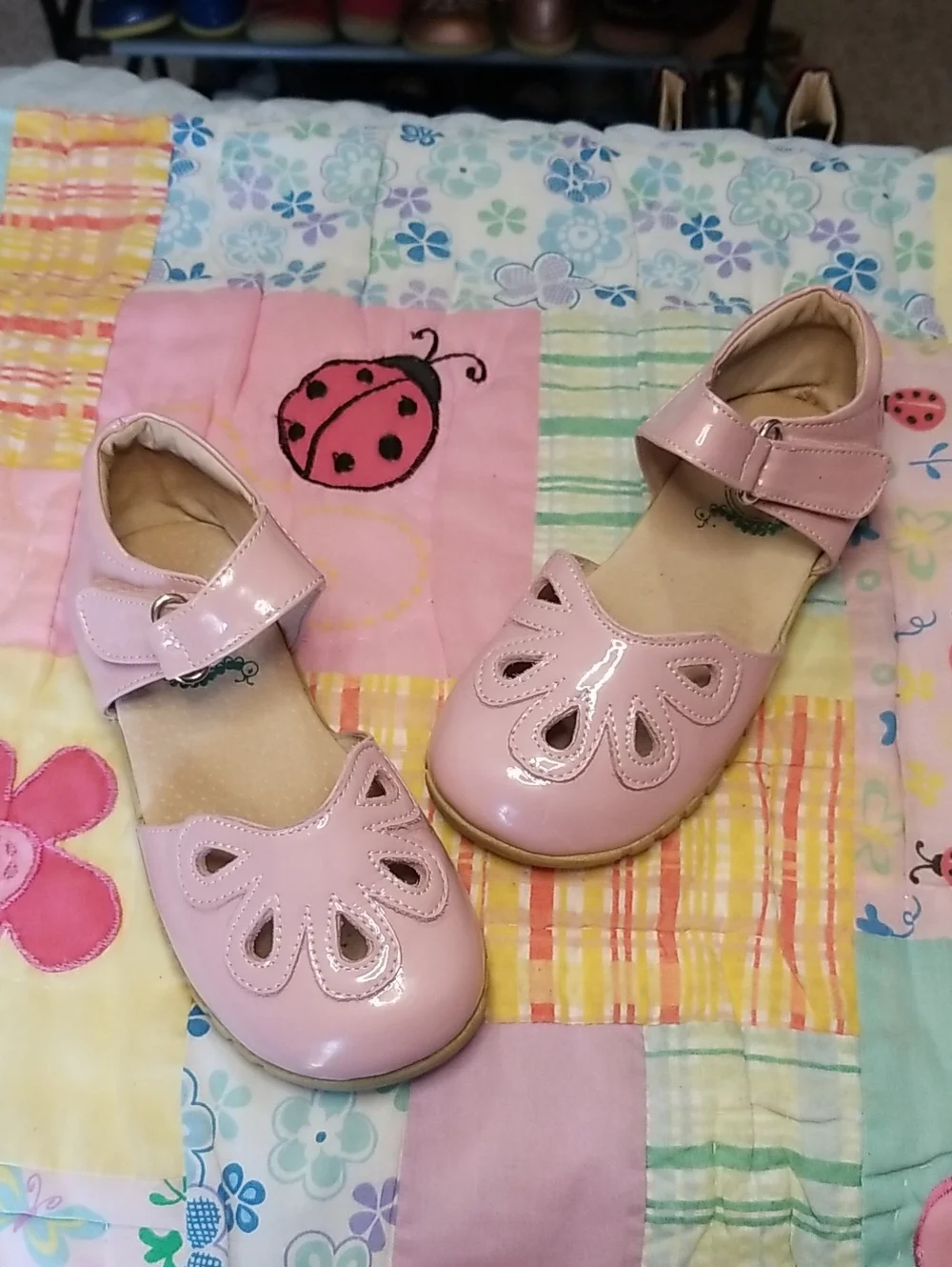 Livie & Luca Pink Patent Leather Mary Jane Size 10 OG Strap, Wavy Sole Petals